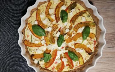 TARTA NA PEŁNOZIARNISTYM SPODZIE Z DYNIĄ, SZPINAKIEM I FETĄ