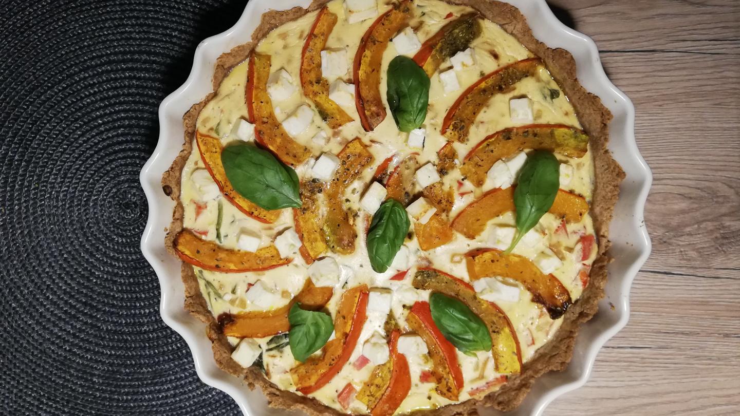 tarta_na_pelnoziarnistym_spodzie_z_dynia_szpinakiem_i_feta